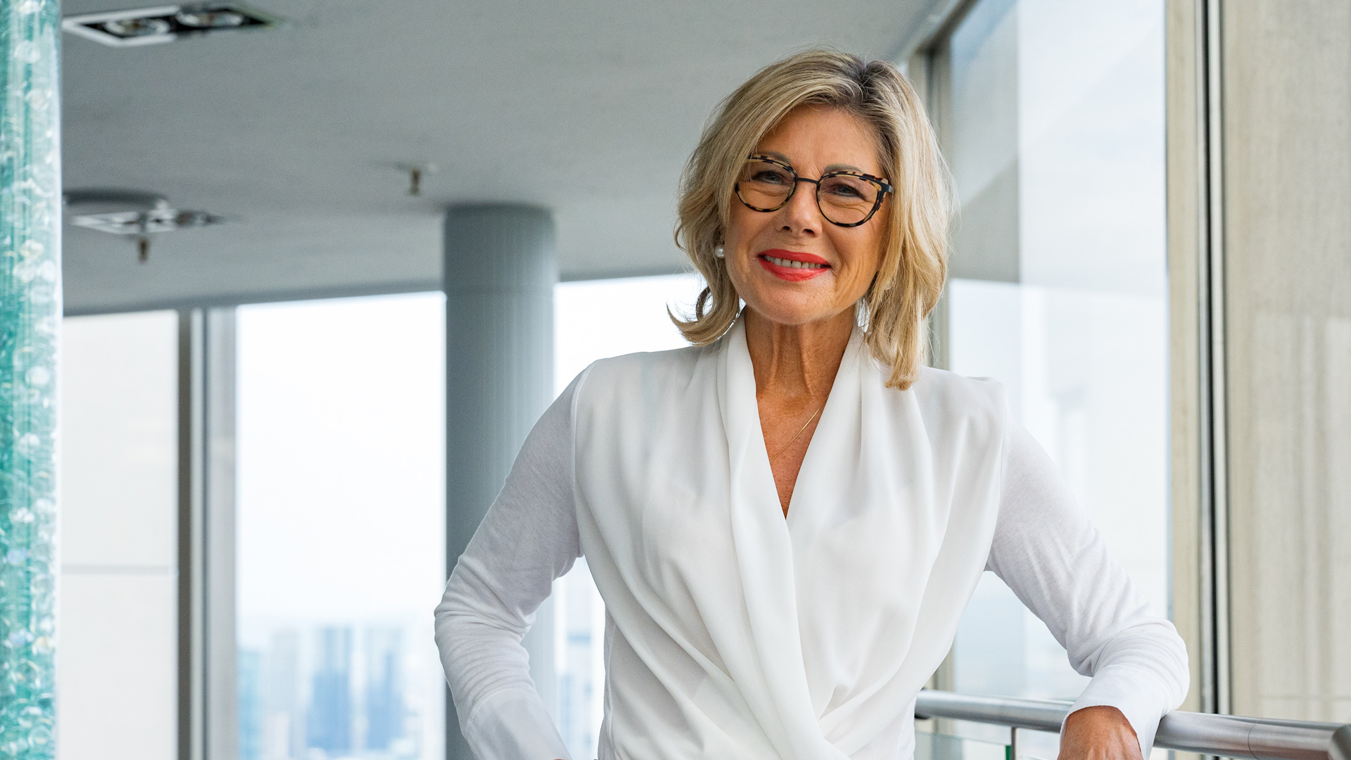 Porträt von Jutta Sperling in einem hellen Raum